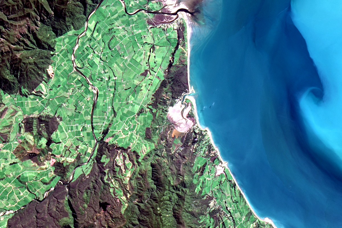 Landsat 8 natural colour fused with the 15 m panchromatic band, showing paddock boundaries and river channels.