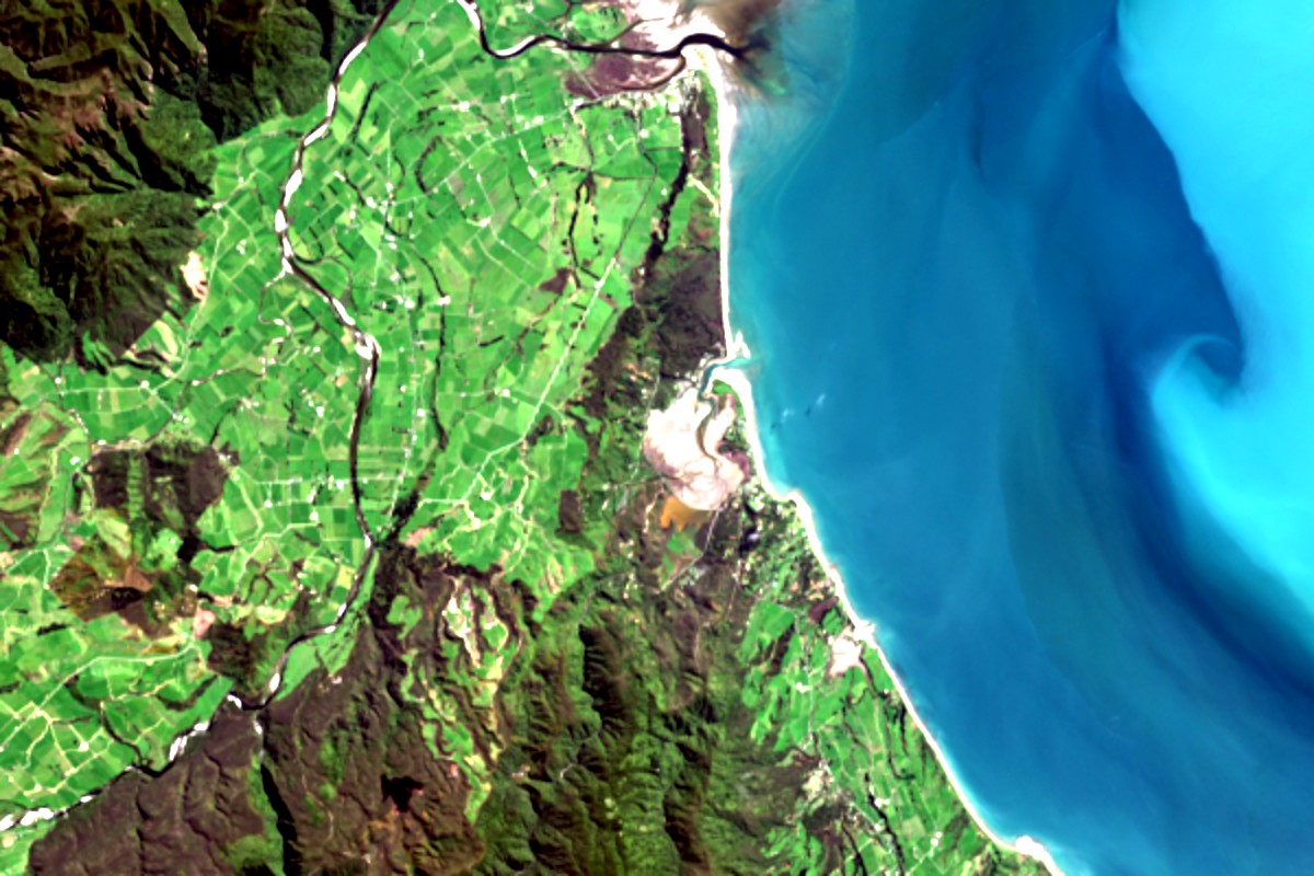 The same Landsat 8 natural colour bands at their native 30 m posting.