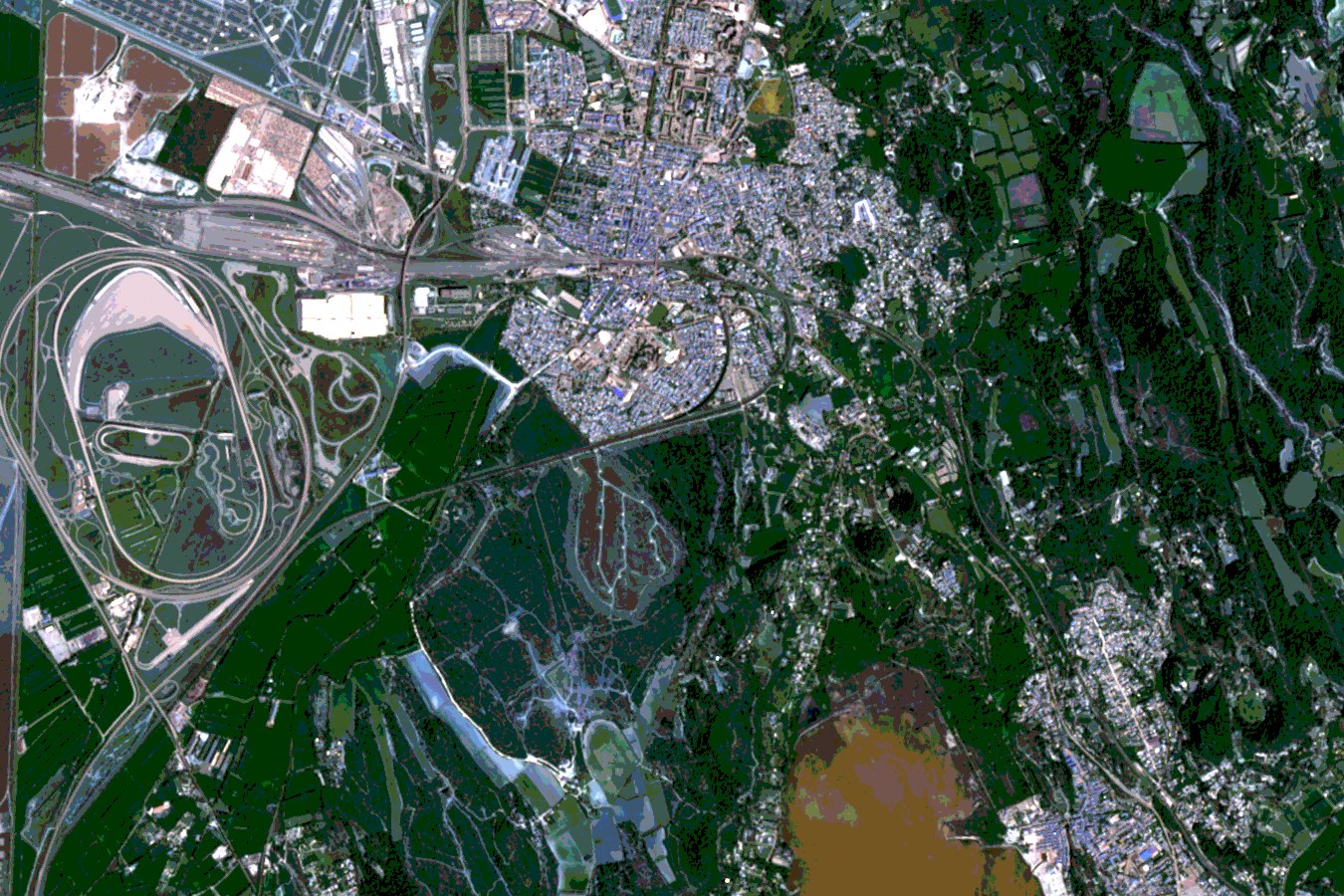 SPOT 6 multispectral scene in natural colour: farmland, a motorway interchange, a town and a lake.